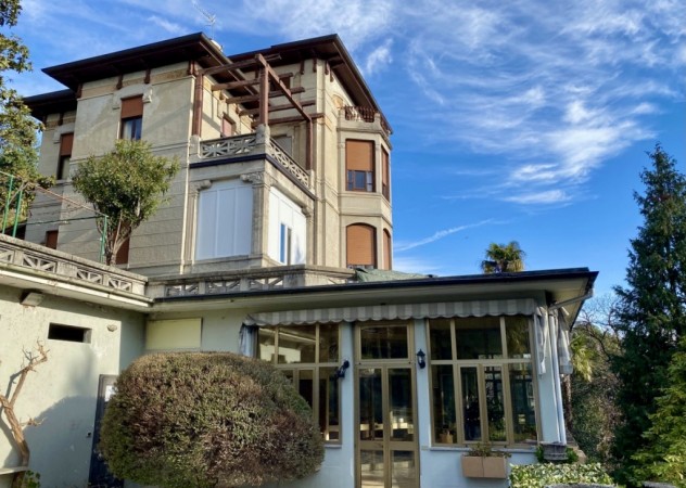 Prestigiosa villa del 1836 con dependance e vista lago 