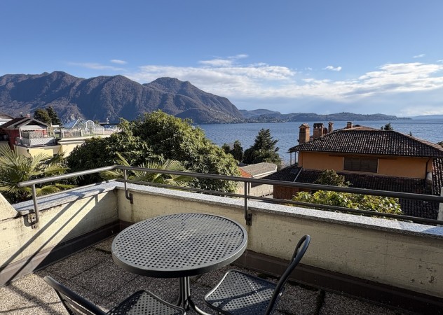Studio flat with terrace lake view